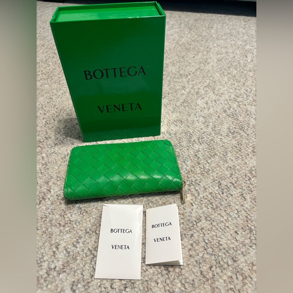 BOTTEGA VENETA Green Leather Zip Wallet